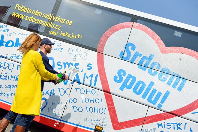 The Srdcem spolu bus covered in fans' handwritten messages to the Czech hockey team, with the campaign address srdcemspolu.cz